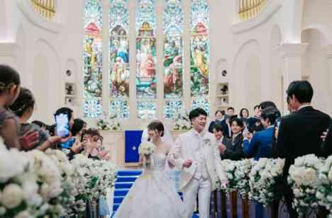 居心地のよい空間を好きなテイストで彩った結婚式の挙式画像