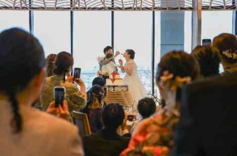 みんなの笑顔に囲まれた心温まる結婚式レポートの披露宴画像
