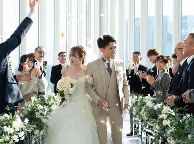 大切なゲストに囲まれ笑顔溢れる結婚式の挙式実例画像
