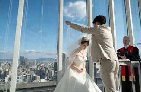 大切なゲストに囲まれ笑顔溢れる結婚式の挙式画像