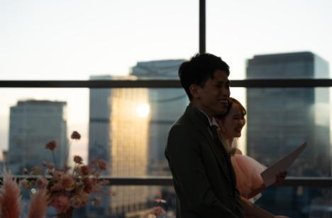 大切なゲストに囲まれ笑顔溢れる結婚式の披露宴画像
