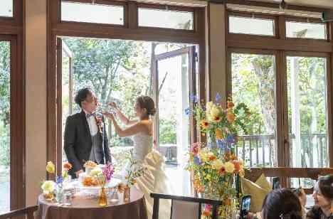 「愛」と「音色」の彩りがあふれる瞬間の披露宴画像