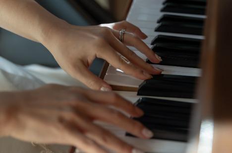 「愛」と「音色」の彩りがあふれる瞬間の演出画像
