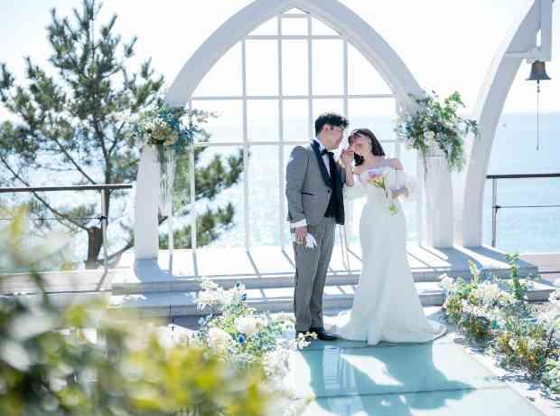 青い海と祝福に包まれた家族Weddingの挙式実例画像