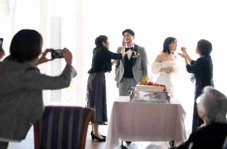 青い海と祝福に包まれた家族Weddingの披露宴画像