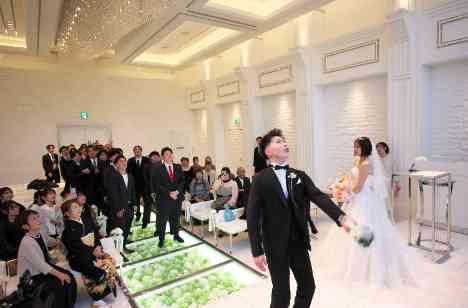 皆様と楽しいを共有する幸せいっぱいな結婚式の挙式画像