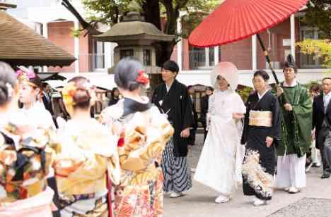 おふたりらしさが光る笑顔あふれる結婚式の挙式画像