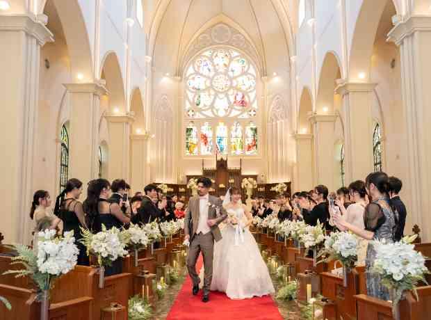 ステンドグラスの光と、祝福に包まれた二人の挙式実例画像