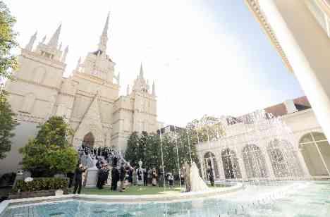 ステンドグラスの光と、祝福に包まれた二人の挙式画像