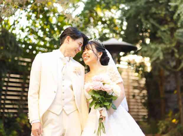 美しい紅葉と、花の彩りに包まれて迎える大切な日の挙式実例画像