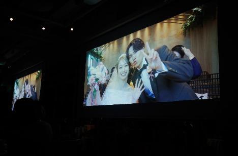 大切な友人たちと笑顔あふれるウェディングパーティの演出画像