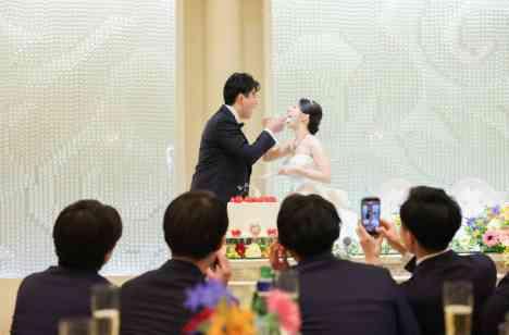 ゲストみんなと楽しむ『宴』をテーマにした結婚式の披露宴画像