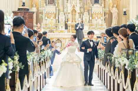 心から楽しめて、心に残る温かな結婚式の挙式画像
