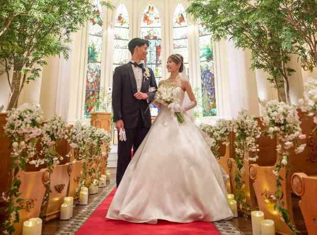 赤バージンロードから始まる"ゲスト想い"の結婚式の挙式実例画像