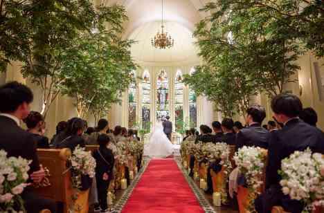 赤バージンロードから始まる"ゲスト想い"の結婚式の挙式画像