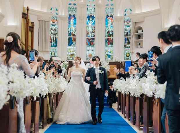 イメージカラーのオレンジで彩ったふたりらしい結婚式の挙式実例画像