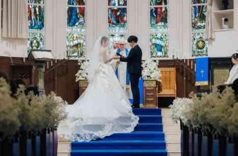 イメージカラーのオレンジで彩ったふたりらしい結婚式の挙式画像