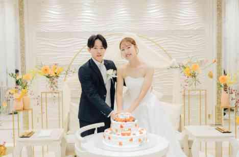 イメージカラーのオレンジで彩ったふたりらしい結婚式の披露宴画像