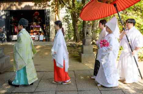 厳かな神社婚ととことん楽しむカジュアルウェディングの挙式画像