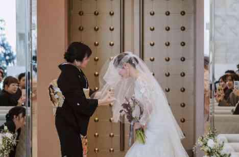 心ほどける時間に包まれた結婚式の思い出の挙式画像