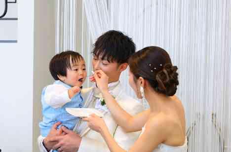 お子様とともに創る笑顔あふれる結婚式の挙式画像