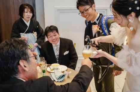 ゲストとの距離が深まる温かいひとときの結婚式の披露宴画像