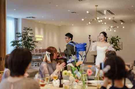 ゲストとの距離が深まる温かいひとときの結婚式の演出画像