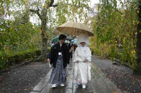 しとやかな雨が彩る誓いと祝福の一日。の挙式画像