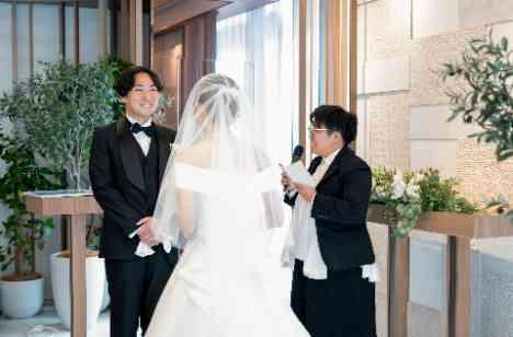楽しくワイワイ過ごすスマイルWeddingの挙式画像