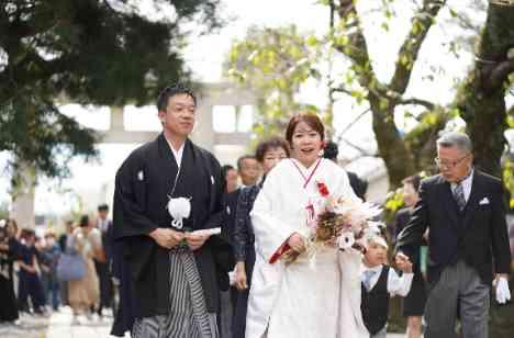 三嶋大社での誓いと笑顔がつなぐ祝福の時間 の挙式画像