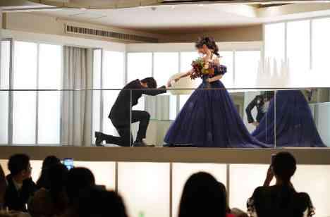想いを込めたサプライズと祝福の光に包まれての披露宴画像