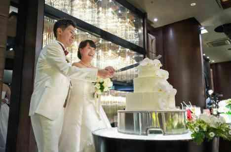 108本のバラと祝福のキャンバスが彩る特別な一日の披露宴画像