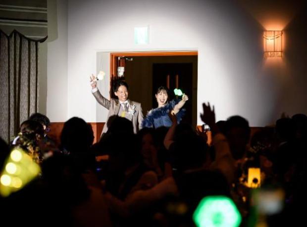 愛と歓声に包まれたLiveのような結婚式の挙式実例画像