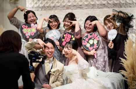 愛と歓声に包まれたLiveのような結婚式の披露宴画像