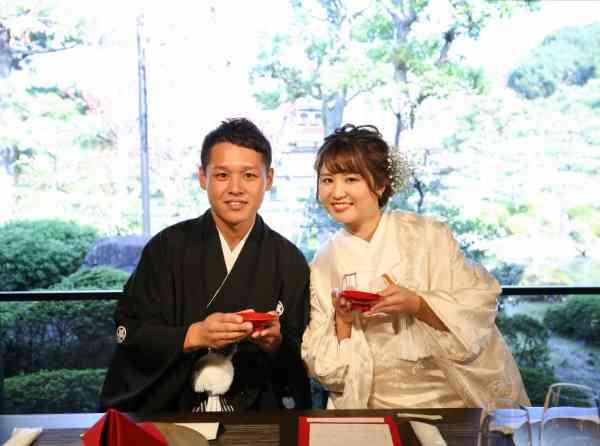 テーマカラーは紅白！ゲストを楽しませる結婚式の挙式実例画像