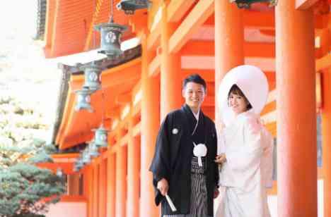 テーマカラーは紅白！ゲストを楽しませる結婚式の挙式画像