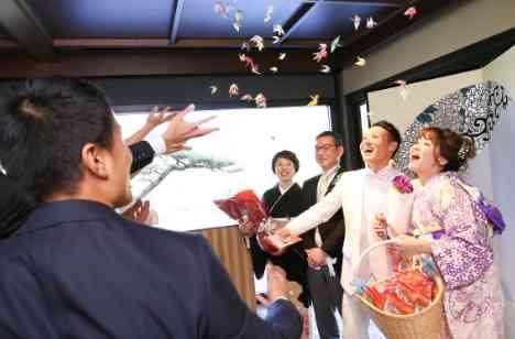 テーマカラーは紅白！ゲストを楽しませる結婚式の披露宴画像