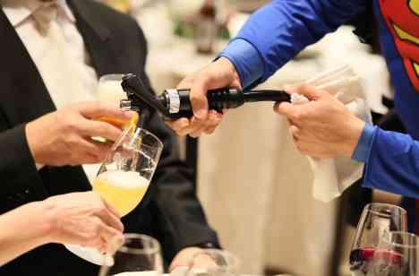 テーマカラーは紅白！ゲストを楽しませる結婚式の演出画像