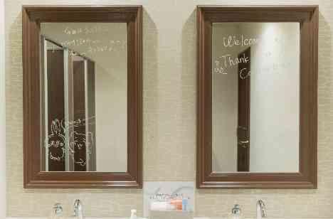 笑顔の輪広がるSmileWeddingの準備・打ち合わせ画像
