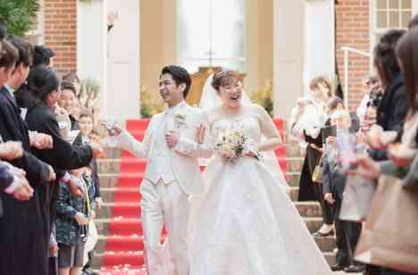 笑顔の輪広がるSmileWeddingの挙式画像