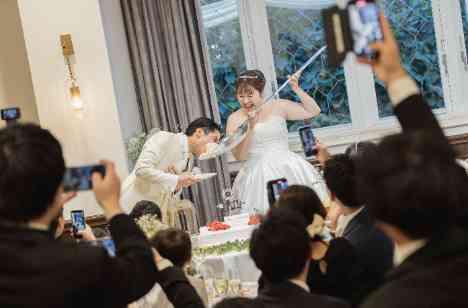 笑顔の輪広がるSmileWeddingの披露宴画像