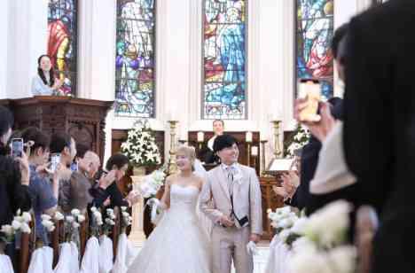 笑顔と祝福に包まれたWedding Partyの挙式画像