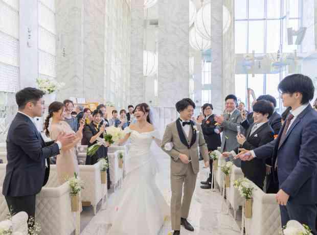 笑顔と祝福が彩る、ふたりらしい結婚式の挙式実例画像