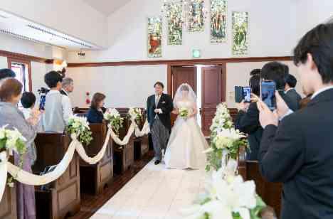 和装姿が美しく映えるホテル館内にある神殿の挙式画像