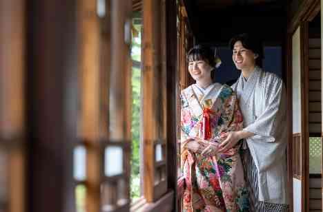 和装姿が美しく映えるホテル館内にある神殿の演出画像