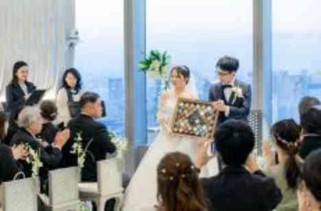 【東京の夜景】がコンセプトの大人可愛い結婚式の挙式画像