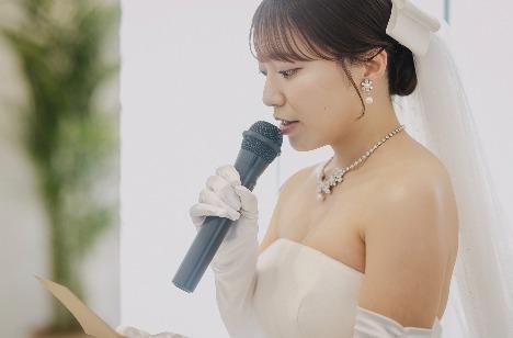 チャペルレターから始まる感謝の結婚式の挙式画像