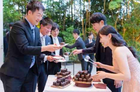 自然光に包まれたぬくもり感じる結婚式の準備・打ち合わせ画像