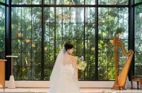 自然光に包まれたぬくもり感じる結婚式の挙式画像