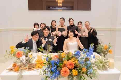 自然光に包まれたぬくもり感じる結婚式の披露宴画像